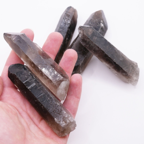 Szpic kwarcu dymnego 8-9 cm – widoczna półprzezroczysta struktura i naturalne pionowe prążkowanie ścian.