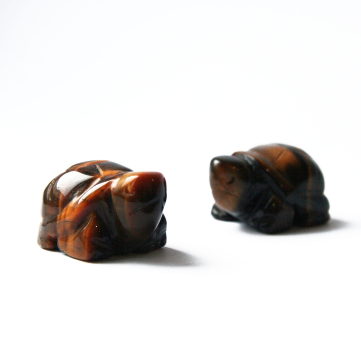 Figurka żółwia z tygrysiego oka.