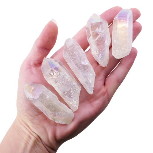 Kryształ górski aura 50-60 mm – surowy szpic o charakterystycznym, tęczowym połysku.