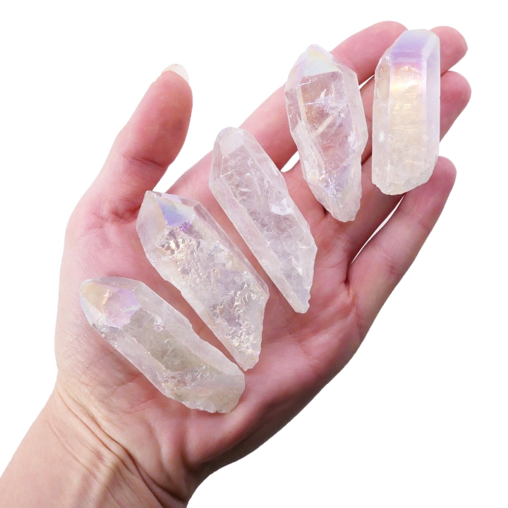 Kryształ górski aura 50-60 mm – surowy szpic o charakterystycznym, tęczowym połysku.