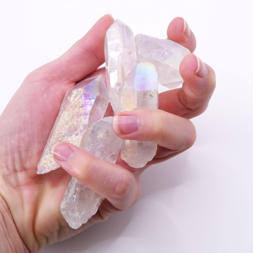 Monokryształ kwarcu aura – zbliżenie na naturalny wierzchołek i mieniące się barwami ściany.