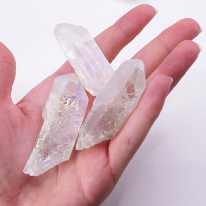 Szpic kryształu górskiego aura 5-6 cm – widoczne naturalne prążkowania pokryte metaliczną warstwą.