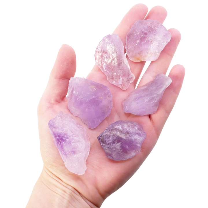 Surowa bryłka ametystu 30-40 mm – naturalny fioletowy kwarc o krystalicznej strukturze.