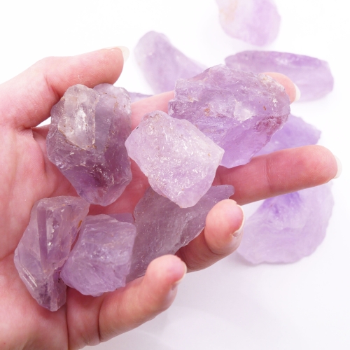 Naturalny ametyst w surowej formie – zbliżenie na zróżnicowane odcienie fioletu i ostre krawędzie.