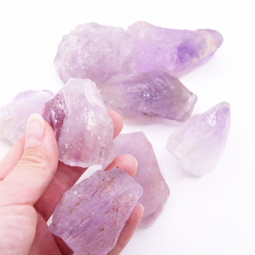 Ametyst surowy 5-6 cm – zbliżenie na krystaliczne krawędzie i głęboki odcień fioletu.