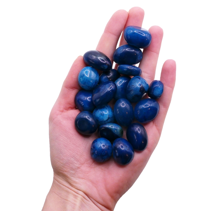 Niebieski agat polerowany otoczak 15-20 mm – gładki kamień z wyraźnym, naturalnym pasmowaniem.
