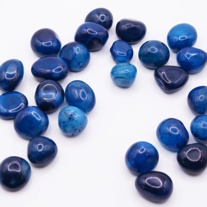 Kolekcja niebieskich agatów – różnorodne wzory pasmowe na polerowanych, naturalnych bryłkach.