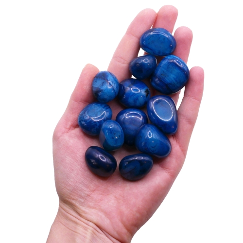 Niebieski agat polerowany trzymany w dłoni – prezentacja rozmiaru i wysokiego połysku otoczaka.