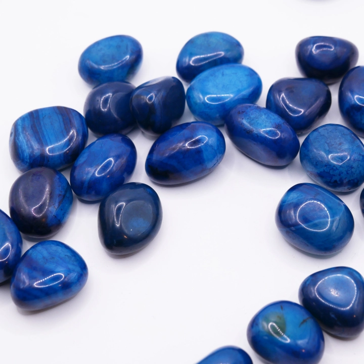 Agat niebieski polerowany otoczak 25-30 mm – gładka bryłka o nasyconym błękitnym kolorze.