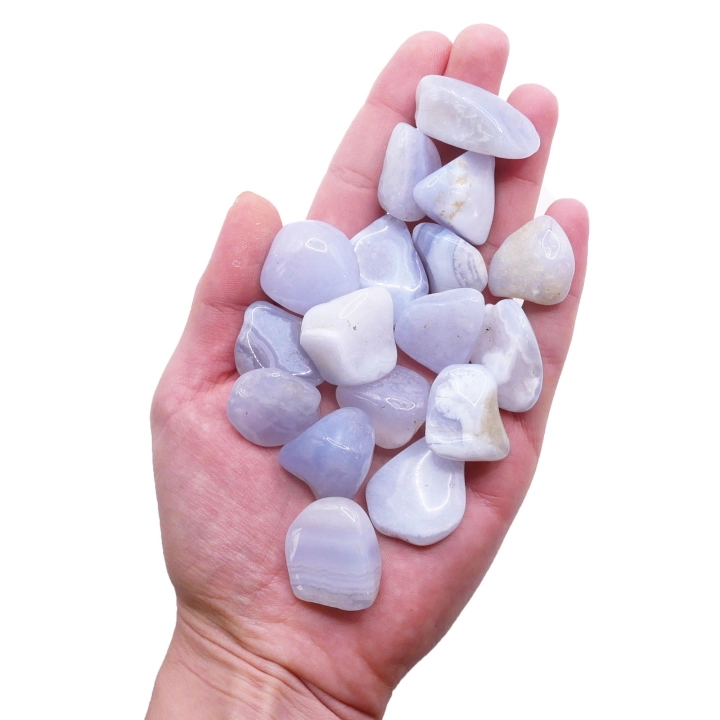 Polerowany otoczak chalcedonu 25-30 mm – gładka, mleczna powierzchnia o delikatnym, błękitnym odcieniu.