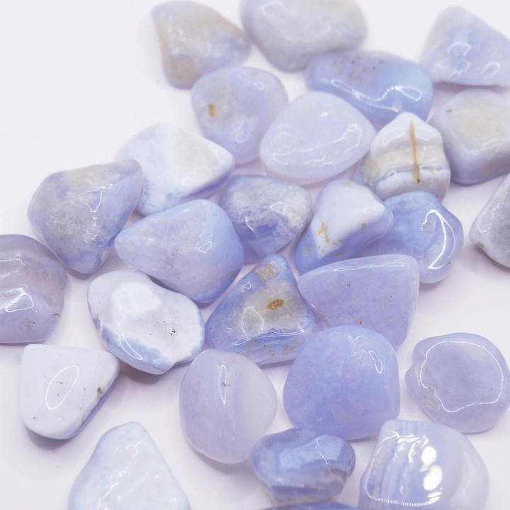 Zestaw polerowanych chalcedonów – zróżnicowane stopnie przezroczystości i mleczne tony naturalnego kwarcu.