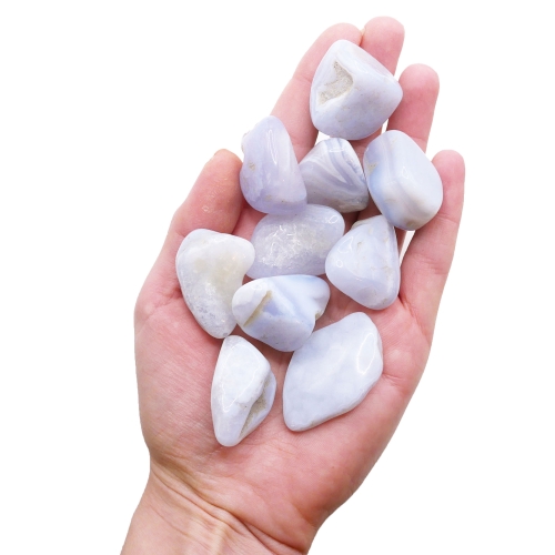 Chalcedon polerowany otoczak 30-35 mm – gładka bryłka o mlecznym, błękitnym odcieniu.