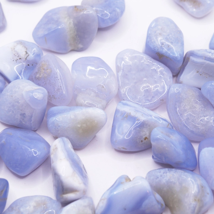 Naturalny chalcedon błękitny – owalny otoczak o wysokiej jakości szlifu i stabilnej barwie.