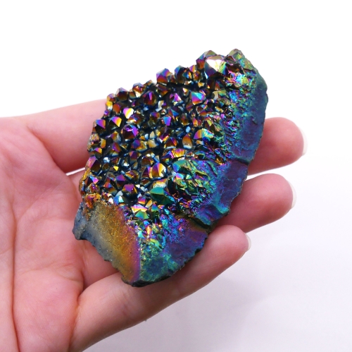 Wielobarwny klaster ametystu typu aura - nowoczesny kamień dekoracyjny.