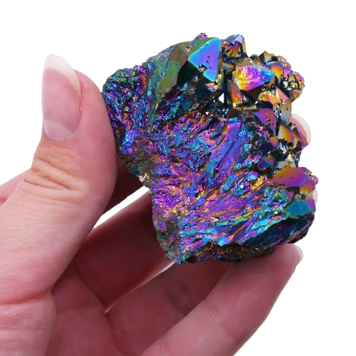 Tęczowa szczotka ametystu z powłoką tytanową (ametyst aura) na białym tle.