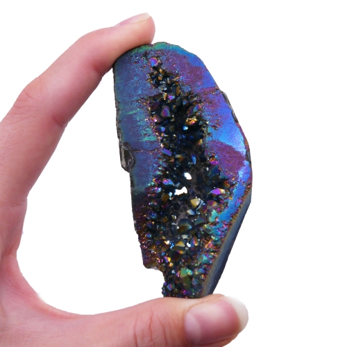 Szczotka ametystu tytanowego o tęczowym połysku na białym tle.