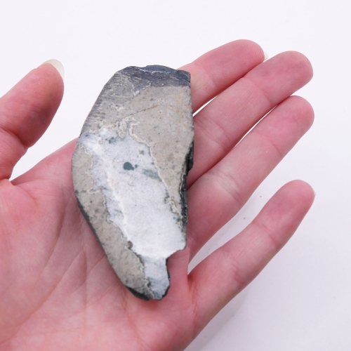 Metaliczna powierzchnia kryształów ametystu aura z widoczną iryzacją.