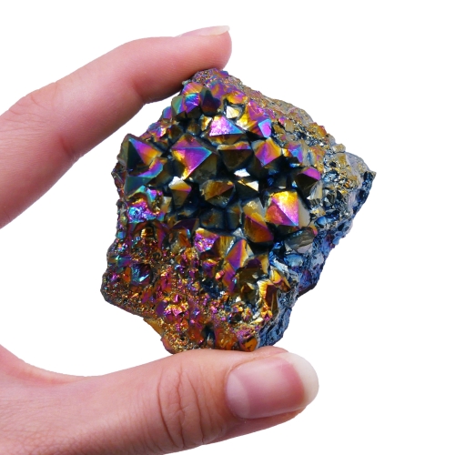 Szczotka ametystu tytanowego o intensywnej, tęczowej barwie na białym tle.