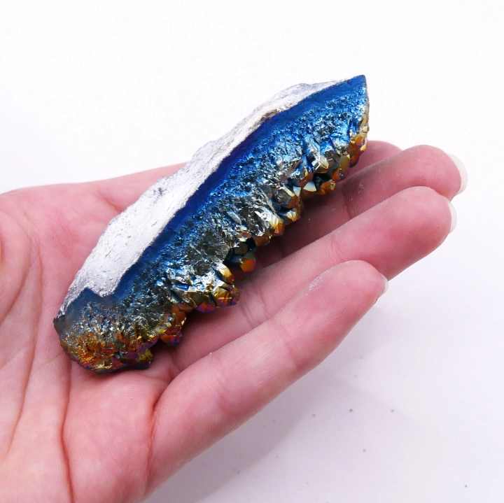 Profil boczny okazu nr 016 – połączenie surowej skały z futurystyczną, tęczową aurą tytanu.