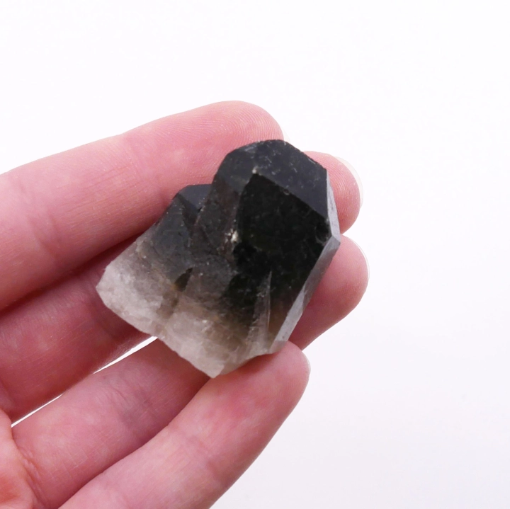 Kwarc dymny - przykład naturalnej formacji mineralnej w formie szczotki.