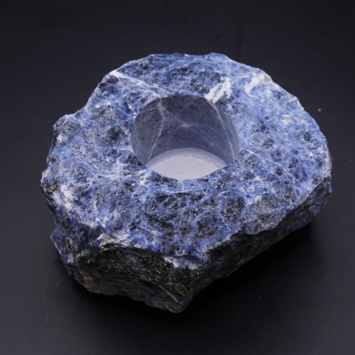 Świecznik z sodalitu nr 014 – surowa, niebieska bryła kamienia z otworem na tealight.