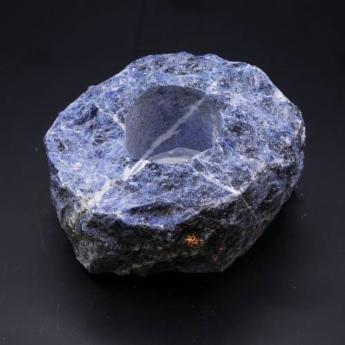 Świecznik z sodalitu widok z góry – precyzyjnie wywiercony otwór na standardową świeczkę typu tealight.