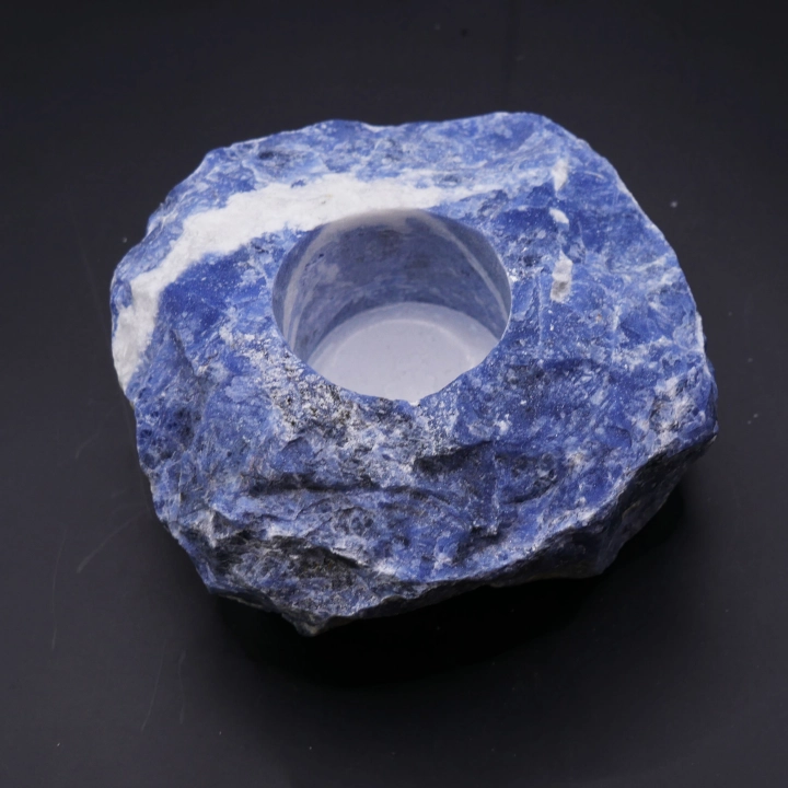 Świecznik z surowej bryły kamienia naturalnego - sodalitu.