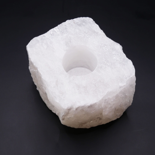 Świecznik z surowego kryształu górskiego – naturalna, nieoszlifowana bryła kwarcu z otworem na tealight.