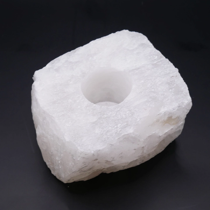 Kryształowy świecznik z bliska – surowa, krystaliczna tekstura i mleczno-przezroczyste płaszczyzny.