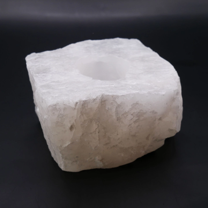 Widok z góry na świecznik z kryształu górskiego – precyzyjne miejsce na standardową świeczkę typu tealight.