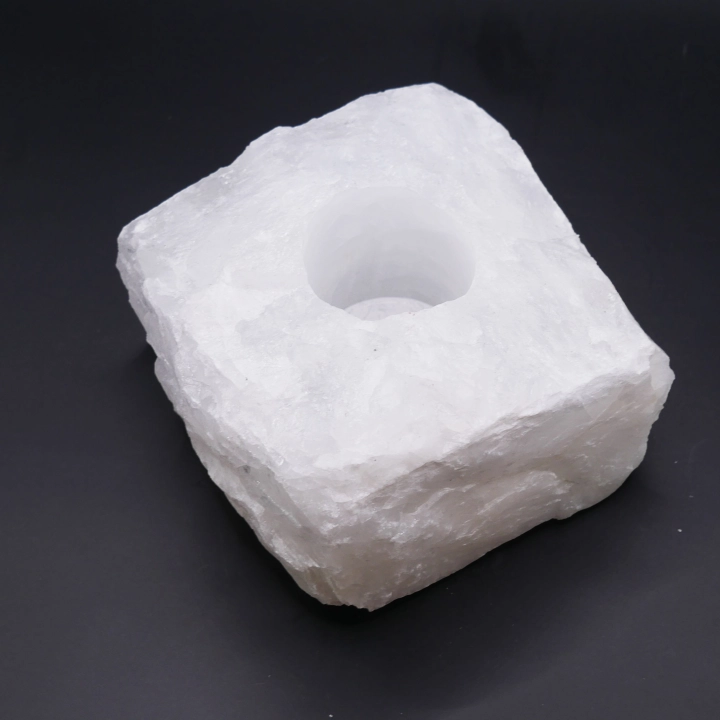 Naturalny świecznik z surowego kryształu górskiego – bryła kwarcu z otworem na tealight.