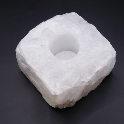 Świecznik z kwarcu białego – zbliżenie na surową powierzchnię i naturalne krawędzie krystaliczne.