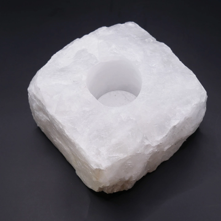 Świecznik z kwarcu białego – zbliżenie na surową powierzchnię i naturalne krawędzie krystaliczne.