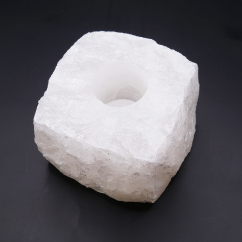 Świecznik z surowego kryształu górskiego – naturalna bryła kwarcu z miejscem na świeczkę typu tealight.