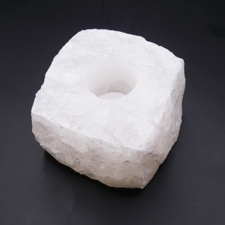 Świecznik z surowego kryształu górskiego – naturalna bryła kwarcu z miejscem na świeczkę typu tealight.