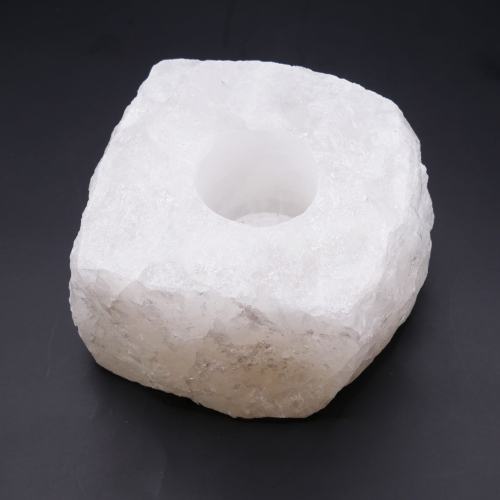 Kryształowy świecznik w surowej formie – zbliżenie na krystaliczne krawędzie i przezroczystą strukturę.