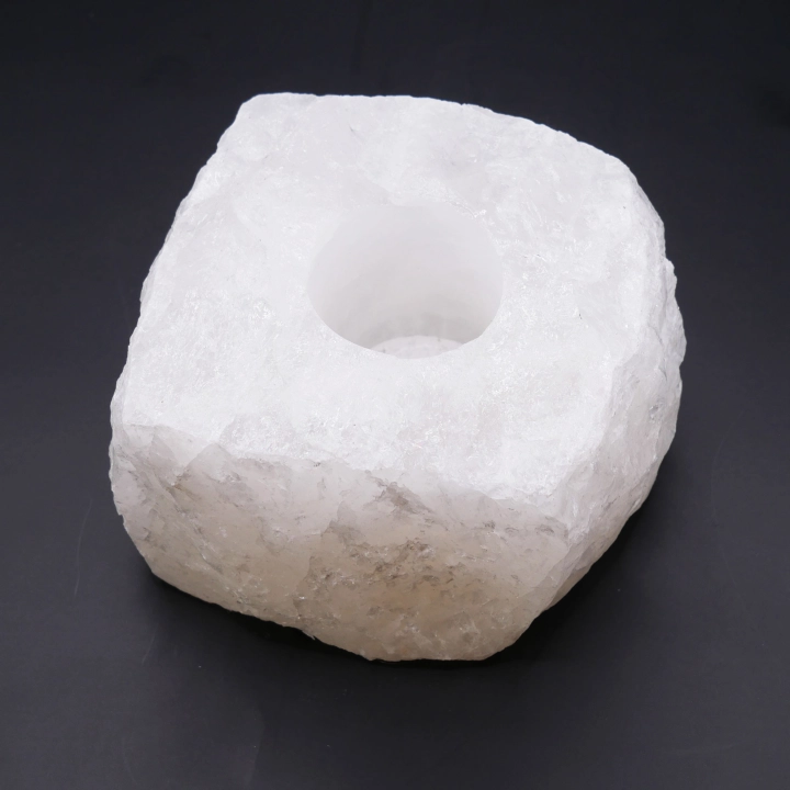 Kryształowy świecznik w surowej formie – zbliżenie na krystaliczne krawędzie i przezroczystą strukturę.