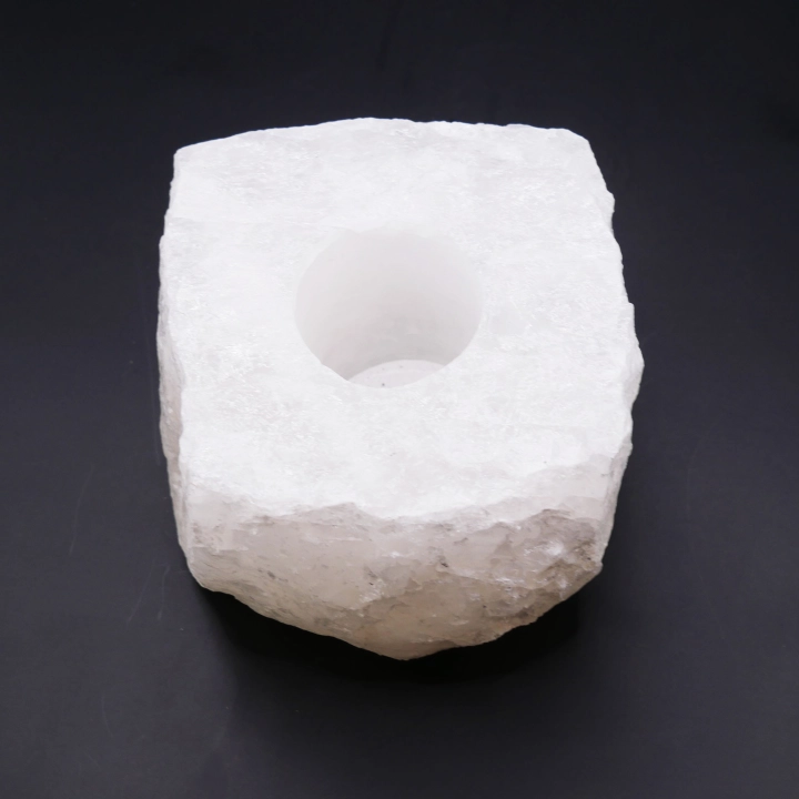 Gniazdo na tealight w bryle kryształu górskiego – precyzyjnie wykonany otwór w naturalnym minerale.