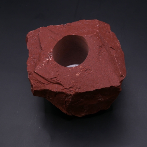 Naturalny jaspis czerwony świecznik – zbliżenie na matową, surową teksturę kamienia.