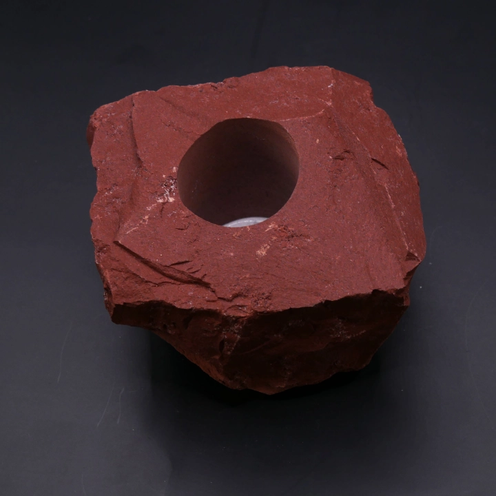 Naturalny jaspis czerwony świecznik – zbliżenie na matową, surową teksturę kamienia.