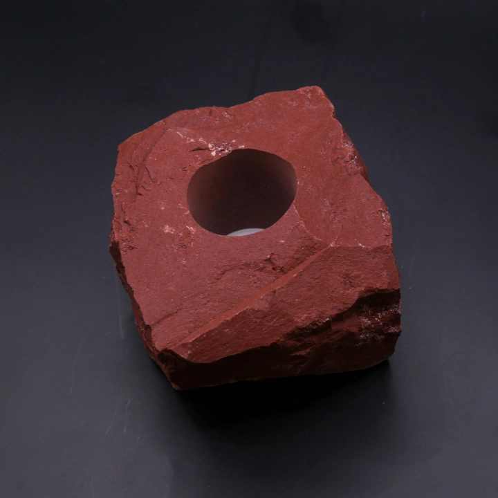 Widok z góry na świecznik z jaspisu – precyzyjnie wywiercony otwór na standardowy tealight.