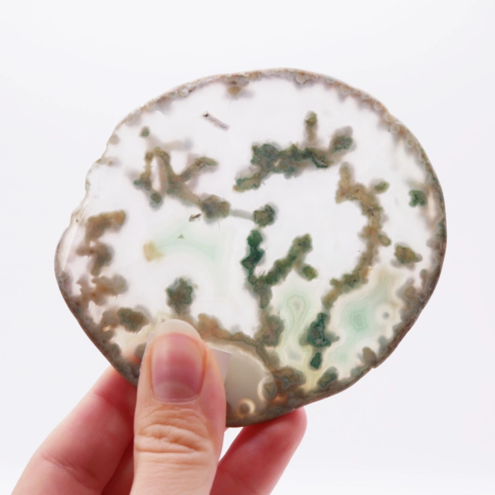 Zbliżenie na zielone pasma i unikalną strukturę wewnątrz plastra agatu nr 064.