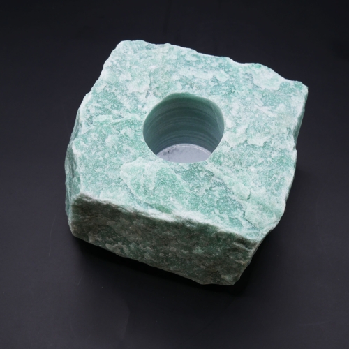 Świecznik z surowego awenturynu zielonego – naturalna bryła minerału z otworem na tealight.