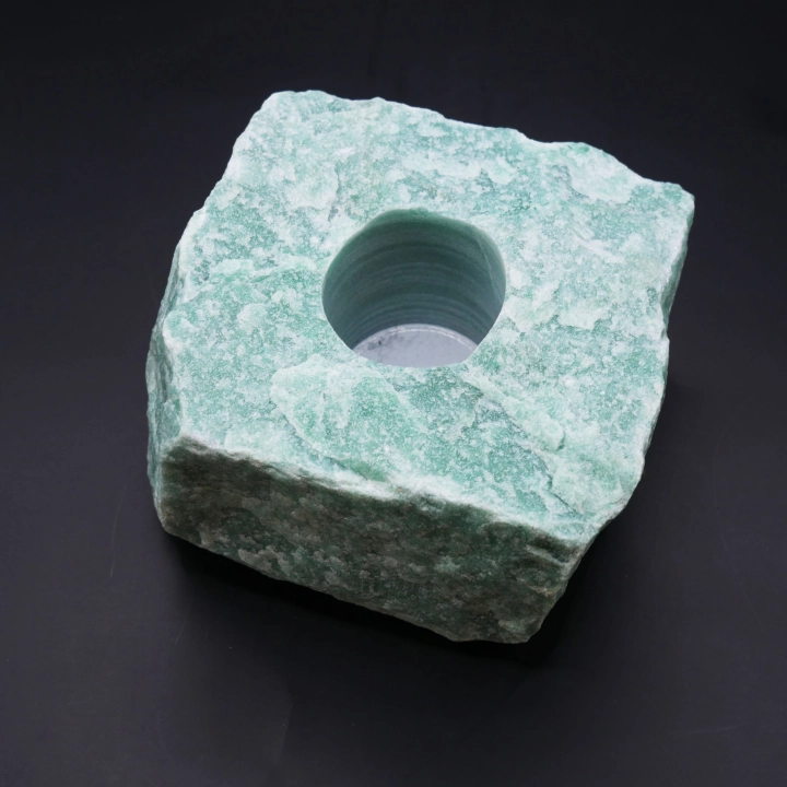 Świecznik z surowego awenturynu zielonego – naturalna bryła minerału z otworem na tealight.