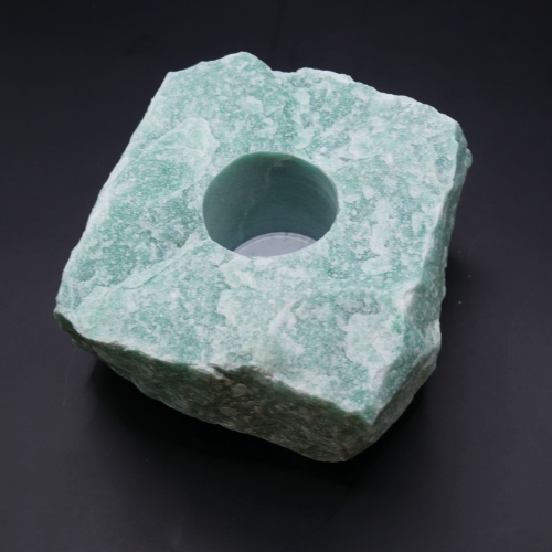 Awenturyn zielony świecznik – zbliżenie na matową, ziarnistą strukturę kamienia i odcienie zieleni.