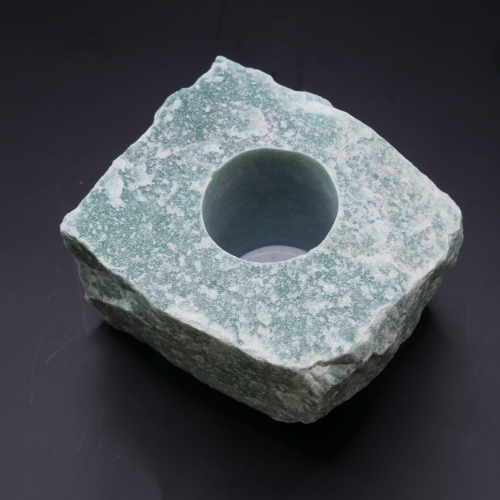 Świecznik z surowego awenturynu zielonego – naturalna bryła kamienia z otworem na świeczkę.