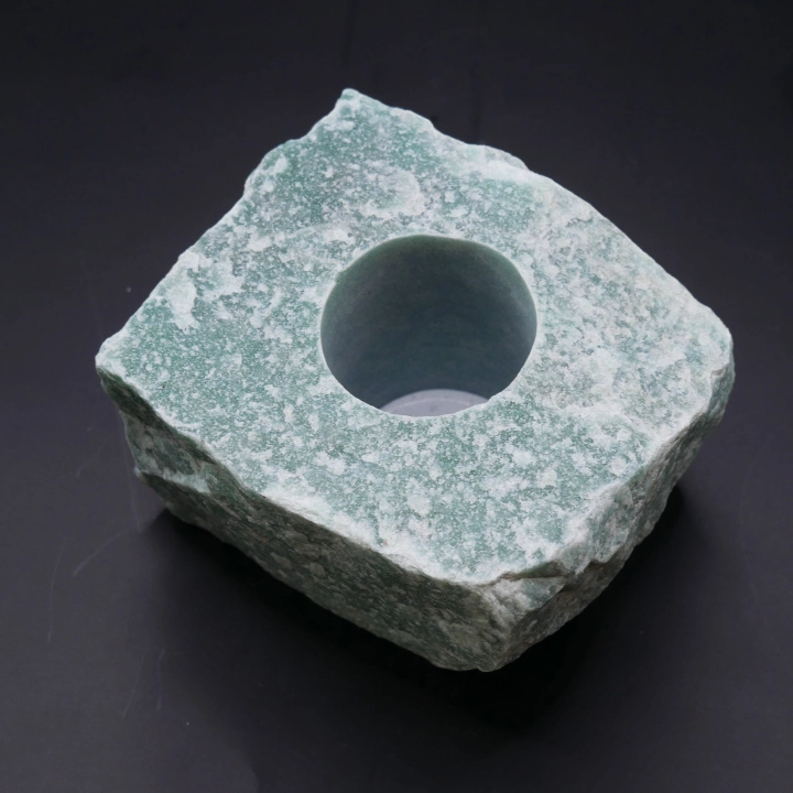 Świecznik z surowego awenturynu zielonego – naturalna bryła kamienia z otworem na świeczkę.