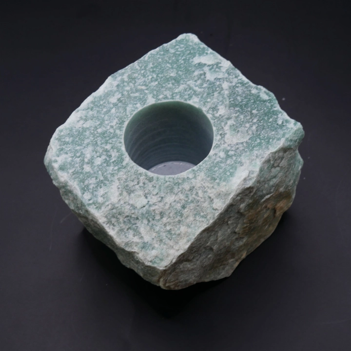 Świecznik z awenturynu widok z góry – gniazdo na tealight wewnątrz surowej bryły kwarcu.