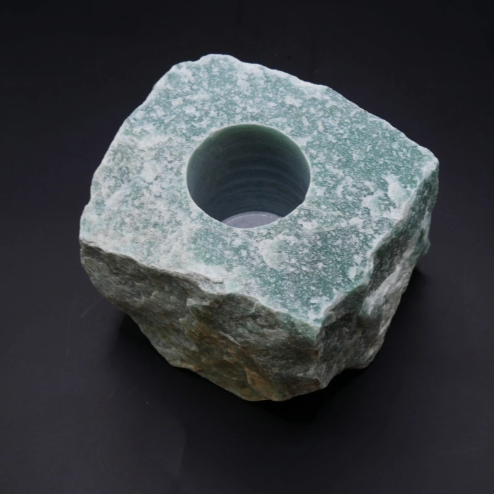 Boczny profil świecznika z awenturynu – unikatowa forma o skalnym charakterze i zielonej barwie.