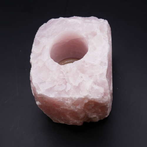 Kwarc różowy świecznik – zbliżenie na surową, matową powierzchnię kamienia i pastelowy odcień.